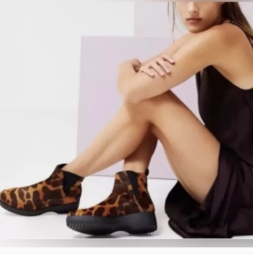 Louise et Cie Zareb Calf Hair Leather Cheetah Leopard Ankle Bootie Womens Size 7